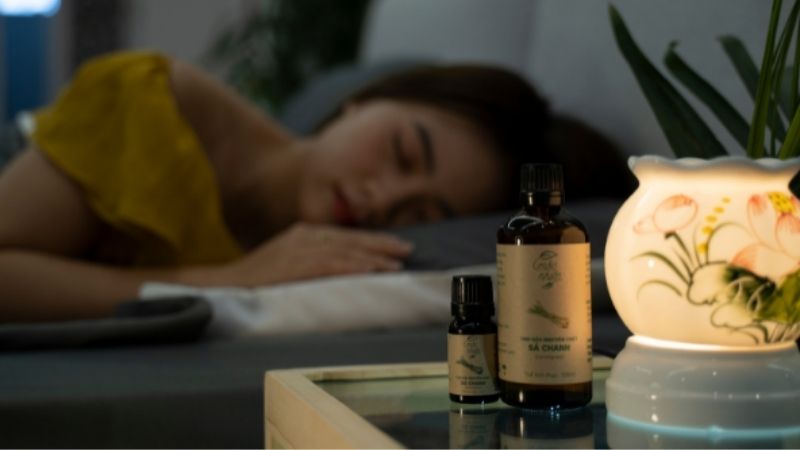 Không gian thư giãn với tinh dầu đàn hương hỗ trợ giấc ngủ