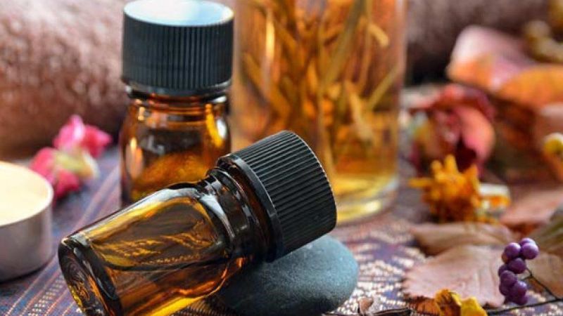 Chai tinh dầu đàn hương nguyên chất dùng để khuếch tán và massage